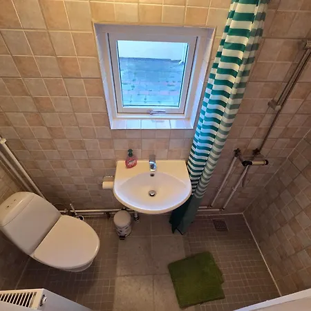 Hus 1 *
